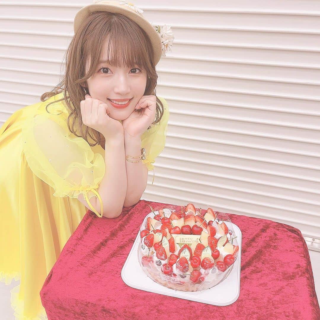 のインスタグラム：「2022年4月23日は 第4回フアンクラブイベント！ そして、 内田真礼アーティストデビュー8周年の記念日でした✨  1枚目　サプライズで、ケーキでお祝いしていただき嬉しい😊🧡さくらんぼたっぷりなんだよ！！美味しかった〜！  2枚目　🍰を、MAAYABANDと囲むおしゃしん。みんな、昭和スタイルが似合っている！！それぞれ個性が溢れてて、よき！ いまじゅんに、似合ってるね！って言ったら『それは褒めてるの？！喜んでいいのかわかんないなぁ😂』って言われたけど笑  3枚目　🍰💓  4枚目　当店自慢のオムライスです🧡 （リハの時に、そんなトークをしていたら数量限定で用意してくれたオムライス💓愛！！ ちなみに夜のホットミールは、数量限定オムライスと、カレーとロコモコでした！わたしはカレーをチョイス）  5枚目　こちら、純喫茶の看板娘スタイル！ この衣装、お気に入り🤍めちゃ似合うと好評でした〜♪ そして！アビオットさんとのコラボで内田真礼モデルなイヤホン発売するので、チェックよろしくだよ〜😊  6枚目　昭和キラキラアイドル衣装作っていただきました🌟リボンとお帽子の2種ヘッドアクセがあったので、昼と夜で変えてみたよ❣️  というわけで、たくさんのこだわりを詰め込んだファンクラブライブとなりました！ ゲームも、格付けも、ライブも、楽しかったなぁ〜☺️  思い出更新❣️😆🌈  エージェントチェリー🍒」