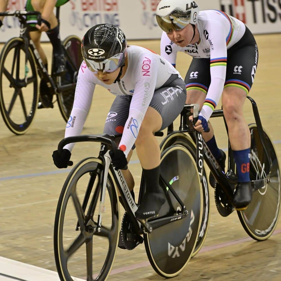 梶原悠未さんのインスタグラム写真 - (梶原悠未Instagram)「I'm thrilled at succes in omnium🥇🎉  ネイションズカップ🇬🇧のオムニアムで優勝できました‼︎  またスイス戻って頑張ります💪  日本からサポート、応援してくださる皆様、本当にありがとうございます✨  パリ五輪での金メダル獲得に向けて、着実にステップアップしていきます👍  写真はいつもサポートしてくれているメディカルスタッフと🥇🥇  スタート前の表情にも注目してみてください☺️  👩‍🔬#光英科学研究所 🏥#石心会 🏫#日本ウェルネススポーツ大学 ⛑#OGK_KABUTO 🚲#Specialized 🎽#BIORACER 👚#CRAFT 🚲#NITTO 👙#CWXワコール 🚲#MAVIC  🙏#sponsor」4月24日 10時26分 - yumi_kajihara