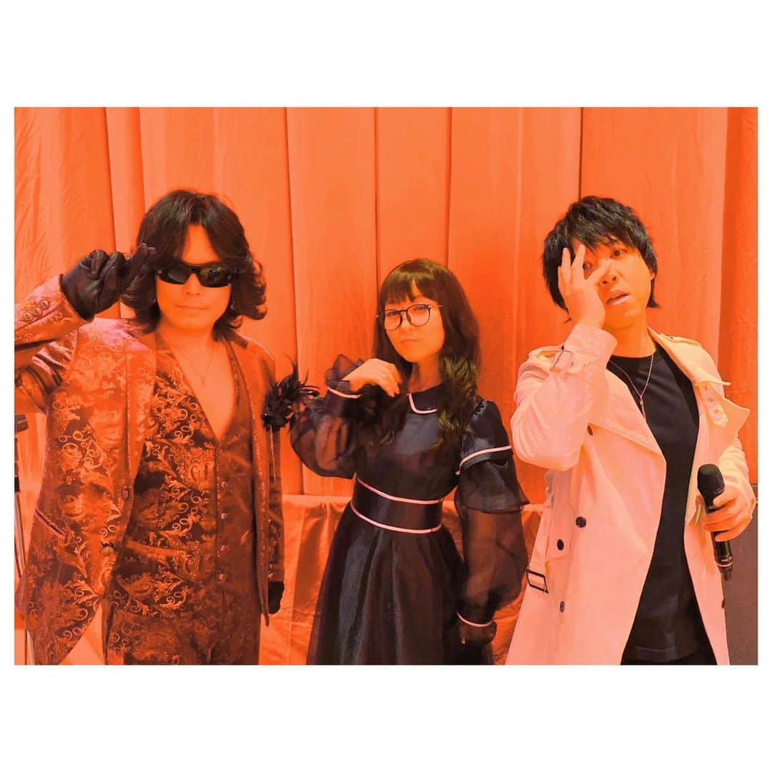 荒牧陽子のインスタグラム：「2022.4.23 ものまね紅白歌合戦レポ ┈︎┈︎┈︎┈︎┈︎┈︎┈︎┈︎┈︎┈︎┈︎┈︎ 初出演の、ものまね紅白歌合戦でした☺️ 今回はAimerさん『残響散歌』！ ⁡ コラボさせていただいた、 sa'ToshIさんと、たむたむさん カッコヨー!!!でしたよね🥺✨ すごい貴重なコラボ、ありがとうございました！ ⁡ 私はAimerさんTV初披露！ 歌わせていただけて光栄でした☺️✨ まだまだ練習しなくちゃですね…頑張ります。 ⁡ いつも沢山歌わせていただいている、 大黒摩季さん、 倖田來未さん、 中島みゆきさんも登場させていただきました🙇‍♀️✨ 楽しんでいただけましたでしょうか？ ⁡ 衣装もカツラもメガネや指輪も全部 とっても可愛くて 「しばらくこのままでいたい〜🥰」 な私なのでした☺️ ┈︎┈︎┈︎┈︎┈︎┈︎┈︎┈︎┈︎┈︎┈︎┈ #ものまね紅白歌合戦 #sa'ToshI さん #たむたむ さん #荒牧陽子 #Aimer さん」