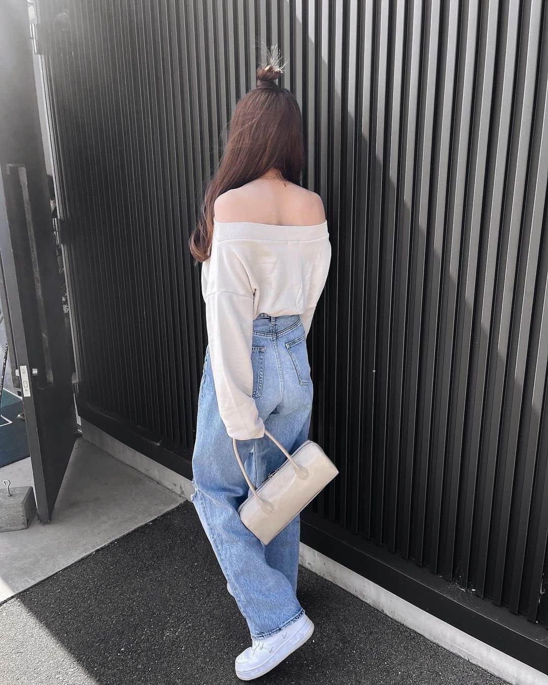 のインスタグラム：「.  デニムにオフショルは最強に可愛い組み合わせ😇  . #fashion #coordinate #春コーデ #ママコーデ #女の子ママ」