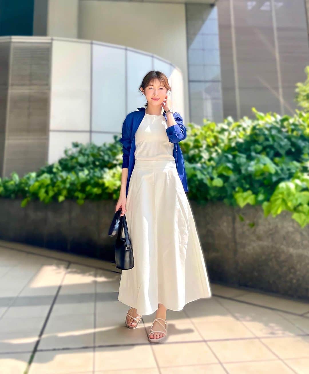 のインスタグラム：「#ootd  久々のUNIQLOコーデ♪  人気のブラトップとスカートの色を合わせて、 　白いワンピースのような着こなしにしてみました♫ 羽織りには、 　　暖かくなる季節にぴったりのリネンシャツをチョイス。 深めのブルーは高見え度抜群で、 　　　爽やかにも見せてくれるのでオススメです🐋  足元は、昨年から大人気のサンダルを。 ふわふわインソールで疲れにくく歩きやすい！ 何にでも合わせやすいので、2色買いでも良さそう。  ☑︎#アメリカンスリーブクロップドブラタンクトップ ¥1,990 カラー: 01 OFF WHITE サイズ: WOMEN S  ☑︎ #ストレッチコットンブレンドサーキュラースカート （丈標準80.5～84.5cm）¥3,990 カラー: 01 OFF WHITE サイズ: WOMEN S(XSにすればよかった…)  ☑︎ #プレミアムリネンシャツ （長袖） ¥2,990 カラー: 68 BLUE サイズ: WOMEN M  ☑︎ #ナローバックストラップサンダル ¥2,990 カラー: 01 OFF WHITE サイズ: WOMEN S  —CinDy—— 154cm 細身体型 普段はSサイズ /スカートはXS ——————  #PR #ユニクロイロチェン #lifecolors#ユニクロ22春夏何買った#uniqloginza2022ss #uniqlo2022ss #ユニクロ #ユニクロコーデ  #uniqlo #uniqloコーデ」