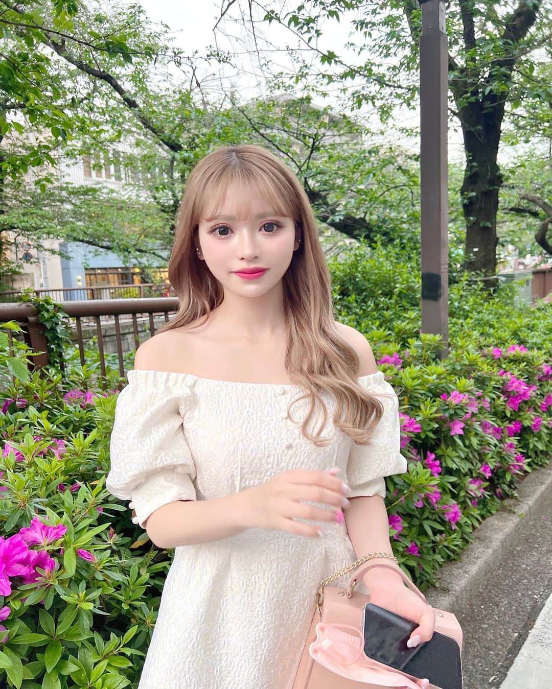 のインスタグラム：「. シルエット大優勝ワンピ👏🏻💕💕 去年のファンミで着てたやつ🥹 このワンピ好きすぎて愛おしい🥹 土日絶対外に出たい人間なの🚶🏼‍♀️💕 えみうちゃんとまったりお散歩、きもちよかったな☺️💕 . #mmeeme #エムミーエメ #ワンピース」