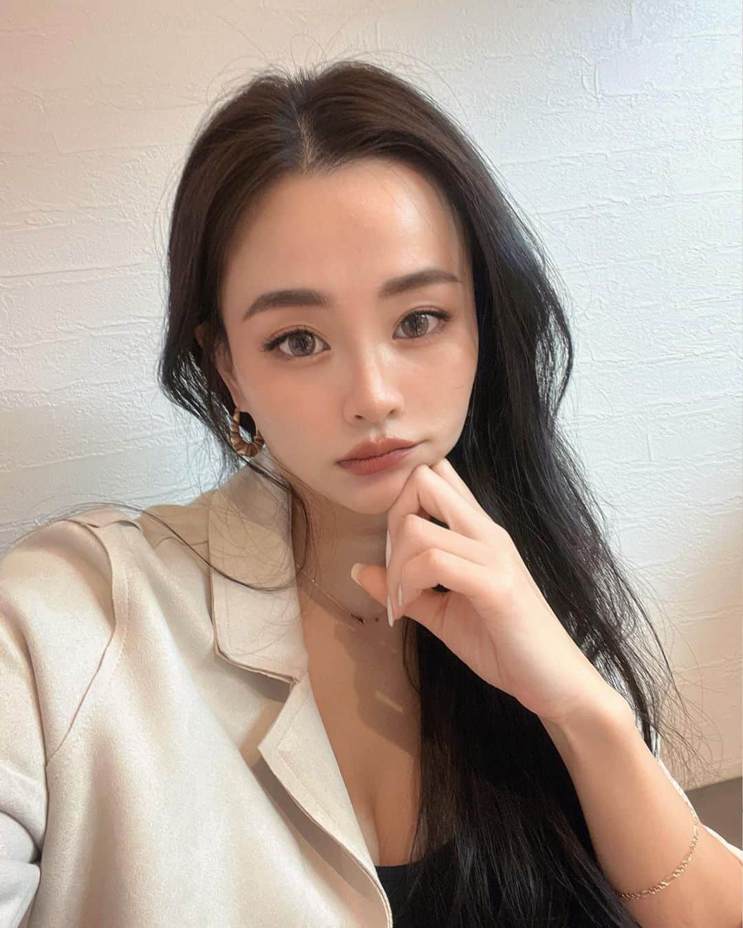 のインスタグラム：「. やっほゆみだよ🫠🫧 フラクショナルレーザー4回目🫧 2.3ヶ月に1回通って肌の変化が🫠💖 凸凹が減ったから隠そうとして塗ってたファンデも薄塗りにして化粧の時間も短くなった🤭💖 やってよかった！って実感できる施術！ クレーター、毛穴気になってるならおすすめだよーほんとに肌生まれ変わって良くなるから🤭🫧 . . #フラクショナルレーザー #渋谷の森 #美肌 #毛穴レス #肌改善 #整形外科 #美容整形 #美容」