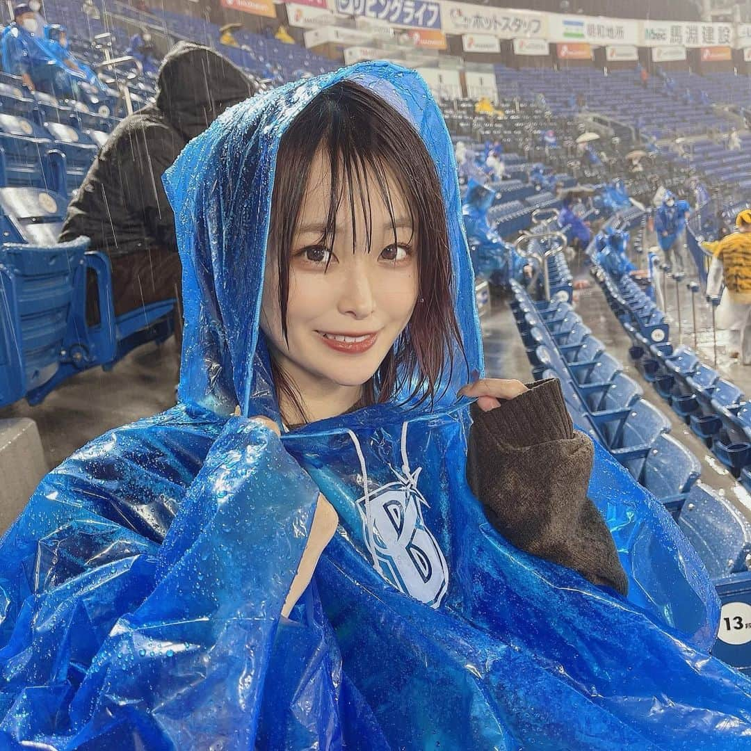 島崎由莉香さんのインスタグラム写真 - (島崎由莉香Instagram)「💙  久々の雨観戦☔️  少し濡れたらもう開き直って がっつり雨に打たれながら観戦しちゃう🤣  結果は雨天コールドで勝利👏🏻  次も楽しみだな〜☺︎  #baystars  #横浜denaベイスターズ  #ベイスターズ  #横浜ベイスターズ  #yokohamastadium  #ファンフェス #ベイスターズ女子  #はまっこ  #ハマっ娘 #ユニフォーム  #ハマスタ  #横浜スタジアム #横浜 #横浜愛  #横浜優勝 #横浜反撃 #横浜開幕 #開幕投手  #野球女子  #棒球  #야구  #インスタ野球女子」4月24日 20時09分 - yurika_shimazaki