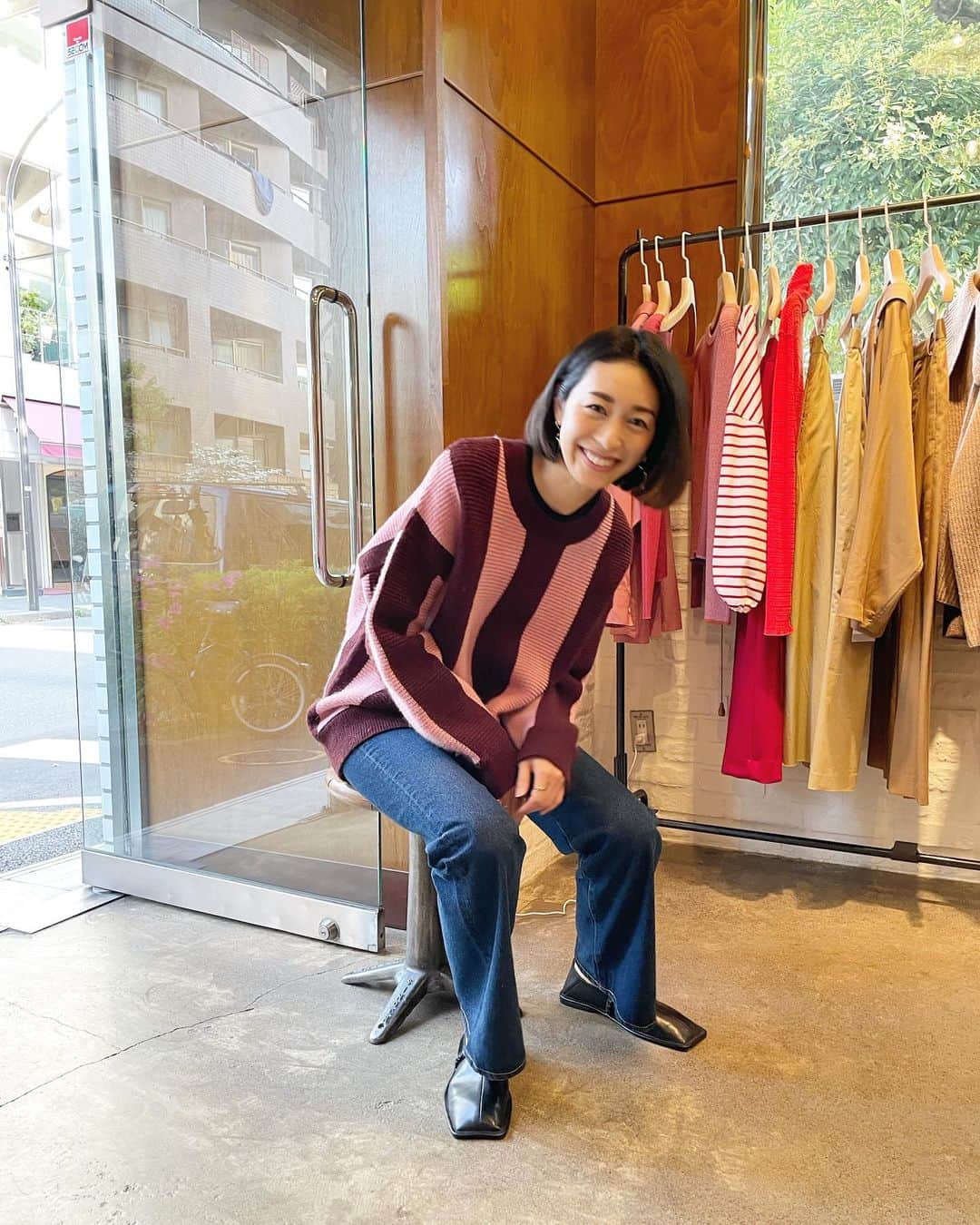熊澤枝里子のインスタグラム：「・ @blackbymoussy_official  の展示会に行ってきたとある日。 デニム好きな私。 特に好きなブーツカットデニムのリバイバルが嬉しい今年🙌✨ お気に入りデニム見つけるぞ！と思っていたら、 出会えました👖❤️  お誘いしてくれた @ponpon_marcy さん。 楽しいトークとテンションで、いっぱい笑わせてくれてありがとうでした😊✨ おかげさまでどの写真もめっちゃ笑ってる🤣」