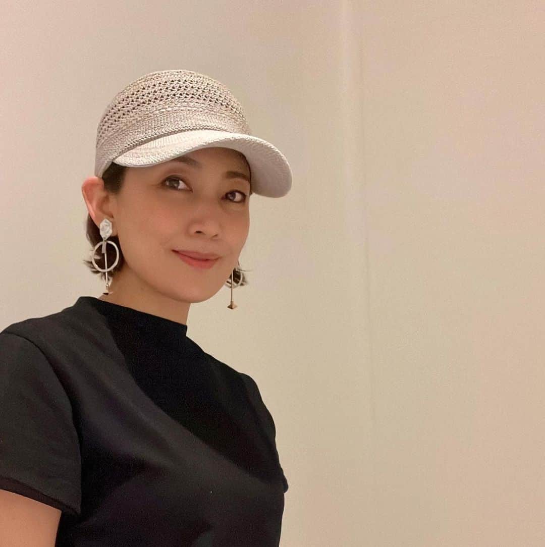 田中美里のインスタグラム：「帽子の打ち合わせには グレーのサーモキャップを 被っていきました。  深みがでたらいいなと思って二色をmixしています。（黒と白は単色）  よかったら @un_chapeau_net  でチェックしてみてくださいね。  @jin_no_beat_shite_cassie  #ジンノビートシテカッシ  #帽子 #cap #yaokichi #earrings  @peachepeace0703n    @eyeronim」