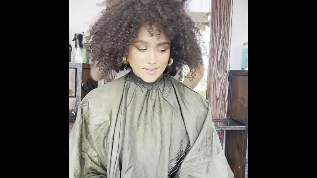 のインスタグラム：「So I did a thing…. And it was kind of a big deal for me. It’s not my usual vibe to post very personal videos of my life… especially of me CRYING 🫣🤣 but I wanted to share this for those who have experienced any kind of feelings of othering or hair discrimination and then had a long, tough journey to self acceptance or feelings of having no autonomy over yourself… or… worrying about not fitting certain beauty standards…   Anyway… please be kind… me and my lil crop cut will be over here getting to know each other…   Thank you to @neekobackstage_ and Tanya for holding my hand through this and to all my peoples dem who encouraged and cheered me on… You know who you are…  DISCLAIMER: Sorry for any typos in the subtitles, I typed them myself and I have the attention span of a goldfish 🤣  I do not own the rights to any music heard in the background  #thebigchop」