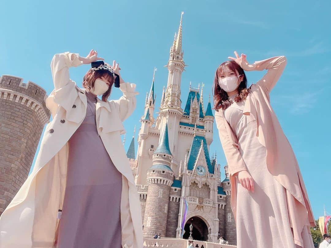 岩佐美咲のインスタグラム：「夢の国は佐野友里子と〜☺️  ピノキオ乗ったらゆりこがジミニー見て「あ、お豆さんだあ☺️💕」とか言い出して白目剥いてひっくり返っちゃいました。　　　　　　 お豆の妖精だと思っていたらしいよ…何お豆の妖精って…  　　　　　　　　　　　　　　　　　　 #ディズニーランド  #ディズニーコーデ　　　　　　　　　 #disneyland  #disney」
