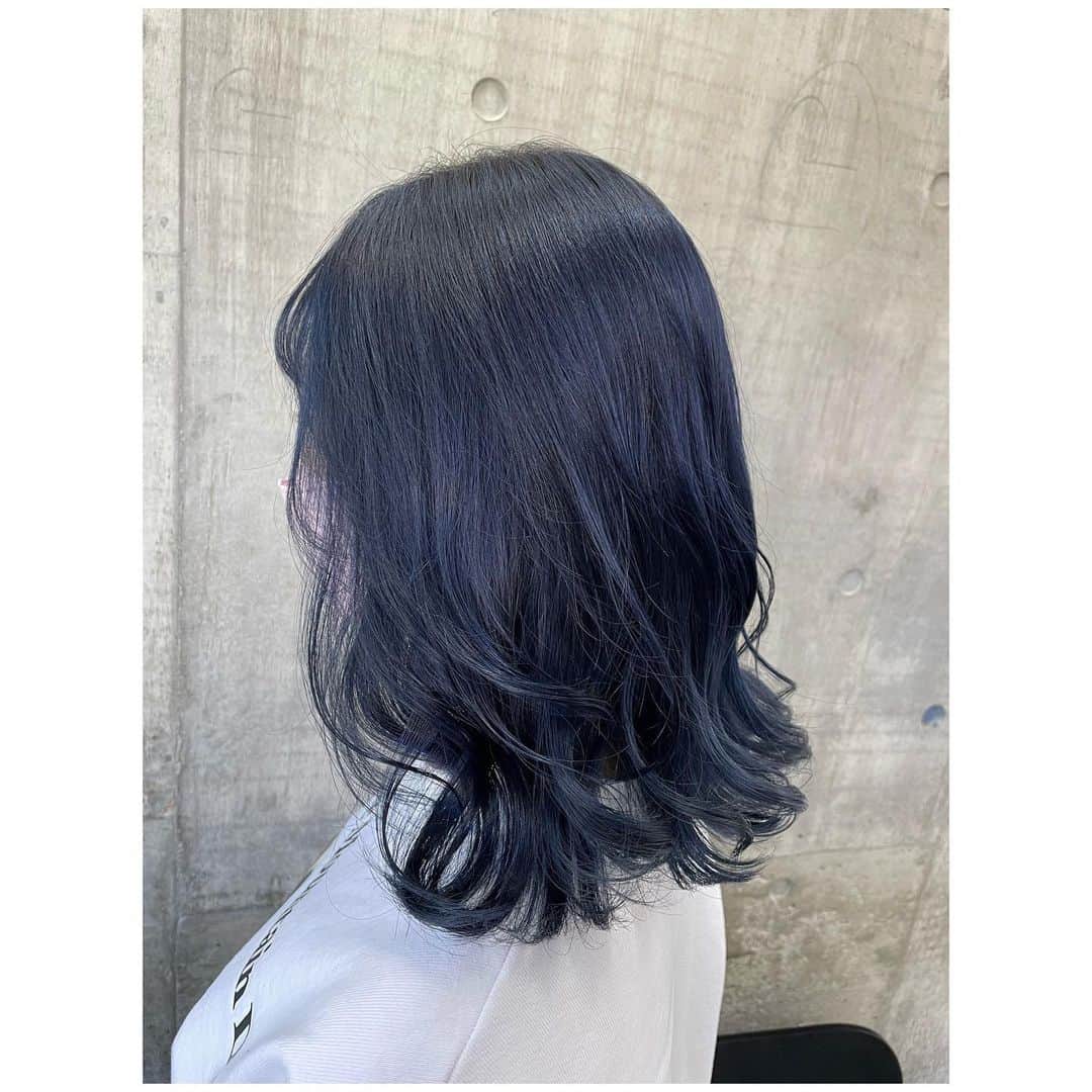 葉月のインスタグラム：「ネイビー🧵💙💎💍🫐🛋 1番お気に入りだった髪色🥹 ゆうかさんいっつも最強髪色にしてくれて天才だ🥹」