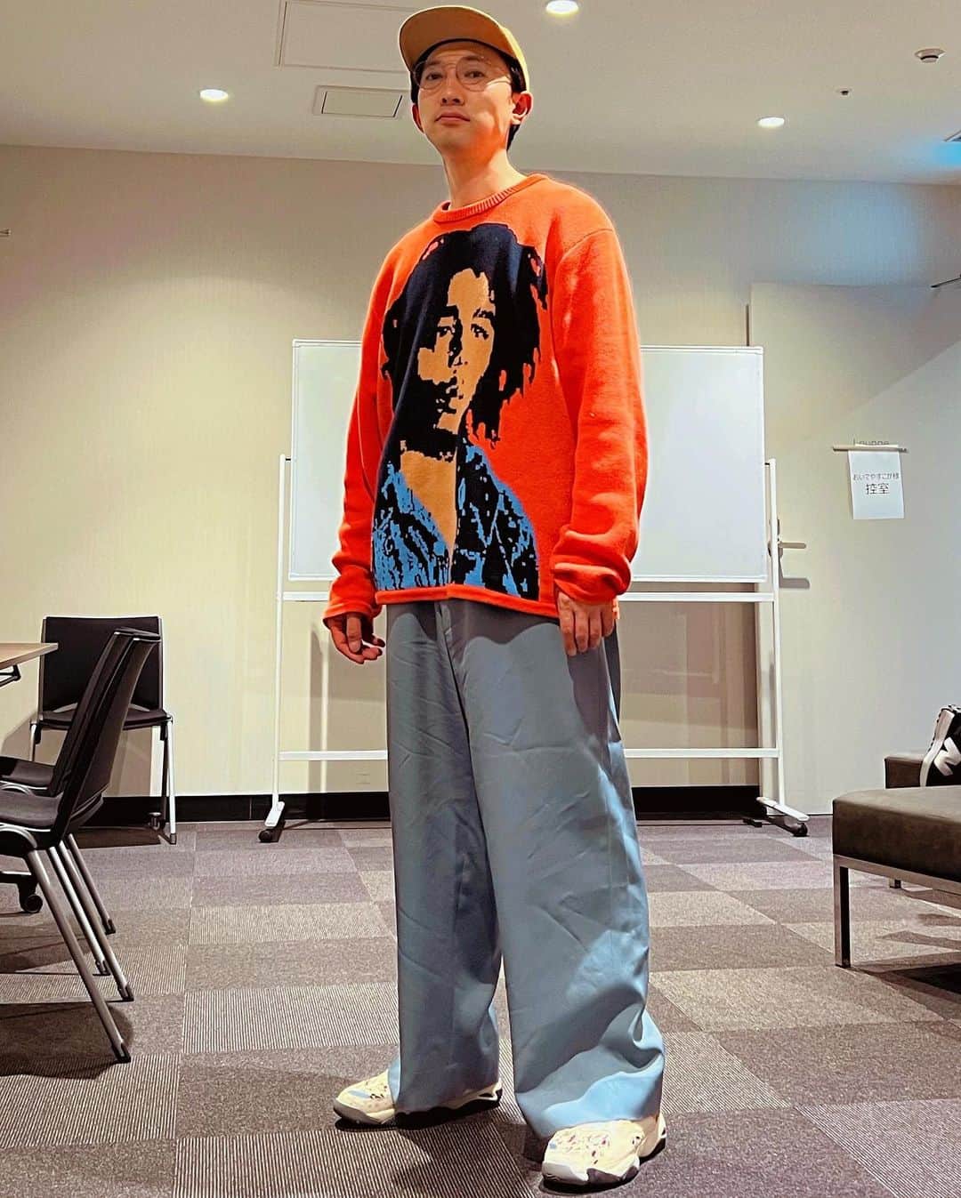 のインスタグラム：「f⑥stussyのボブ・マーリーのニット。 僕は数多いるボブ・マーリー信者の一人です。 とにかく色合いが最高‼️ ボブの顔色に合わせてPATTAのキャップ被ってます。 写してないけど背面が可愛い✨ graphpaperのパンツの色も👍👍👍👍👍👍  てか、同じニットをチョコプラ松尾も着てました…😊  #ロンハー #ファッションチェック #ボブマーリー  #stussy #graphpaper  #braindead」