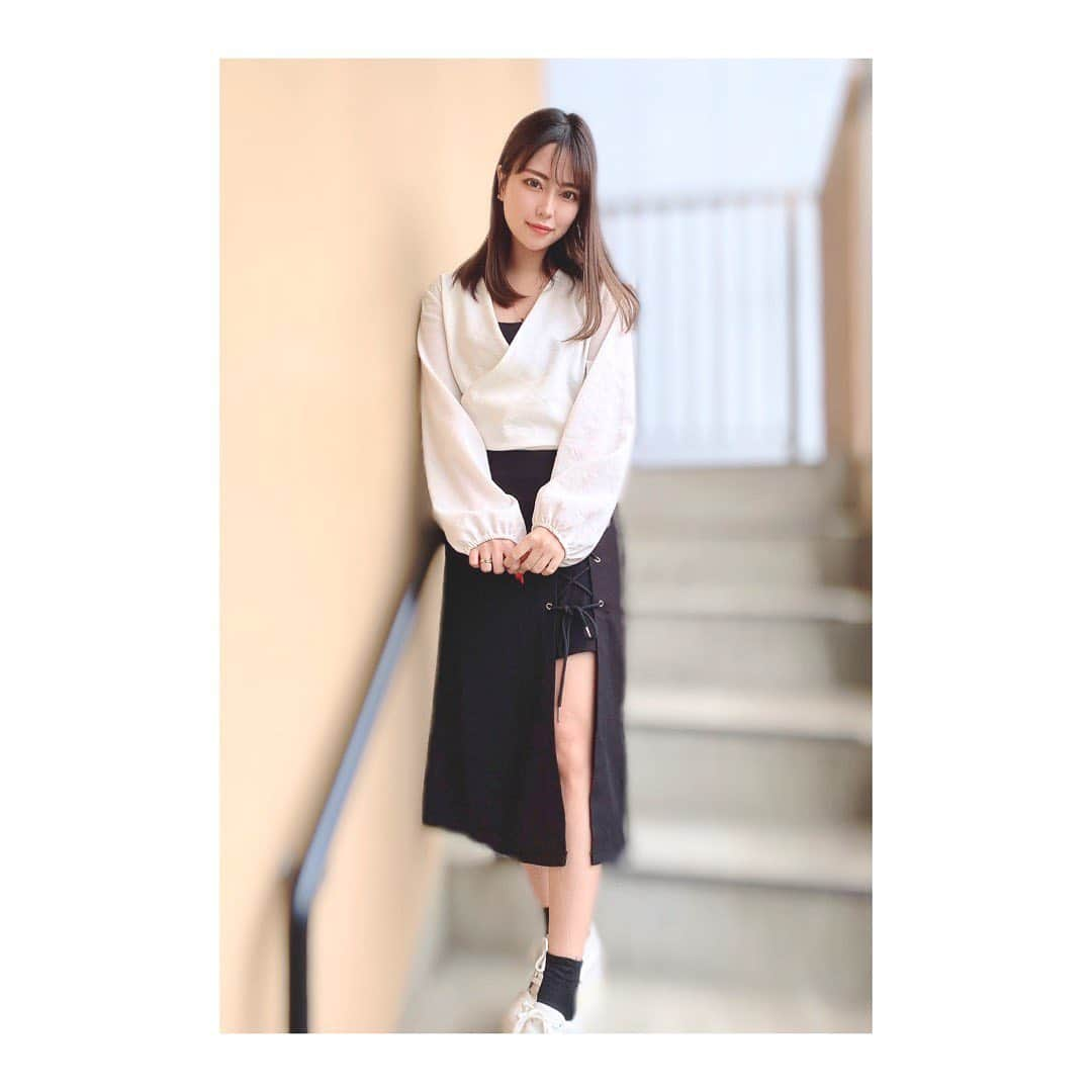 福井柑奈さんのインスタグラム写真 - (福井柑奈Instagram)「.  〜SHOPLIST購入品４月編〜 ( @shoplist_official )  今回はスリットスカートコーデです💓🌸涼しげでしょ〜😊 セクシー可愛い感じだよ🥰 スリットのところがレースアップになってるのがポイント👍  SHOPLISTの中の miniministoreさんで セール中に購入したのでとてもお安くゲットできたよん✌︎イェイ  【SHOPLISTアンバサダー】福井 撮影▶︎桃太郎　(笑)  #SHOPLIST #ショップリスト #ショップリストコーデ #スリットスカートコーデ #shoplistスリットスカートコーデ #miniministore #shoplist購入品   #スリットスカート #スカート #韓国ファッション #人気 #大人 #プチプラ #春夏秋 #オフィスカジュアル #ハイウエスト #コーディネート #今日のコーデ #春コーデ #春 #ボトムス #レースアップ #fashion #fashionista #ootd #ınstagood #daily #dailylook #photography #photooftheday」4月24日 12時33分 - kanna_fukui