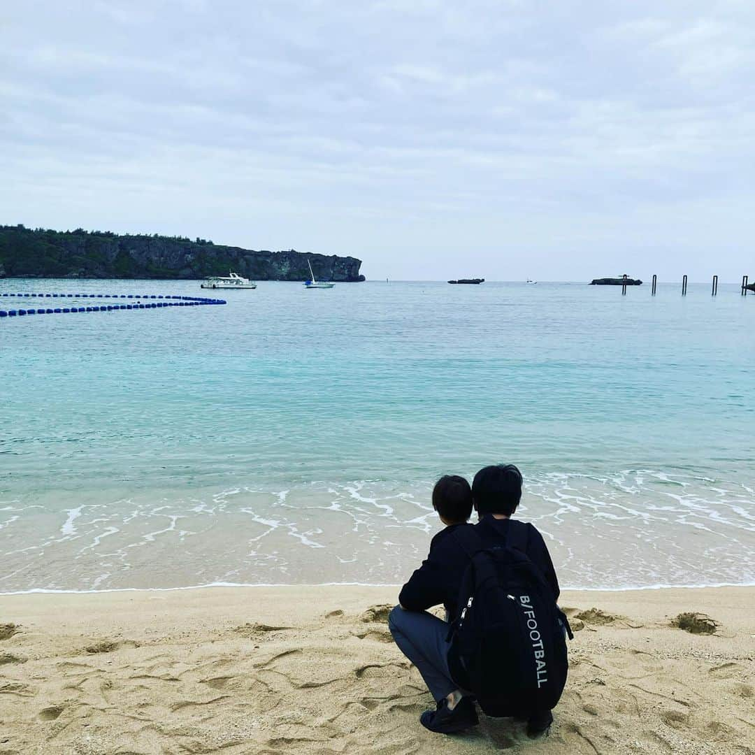 赤谷奈緒子さんのインスタグラム写真 - (赤谷奈緒子Instagram)「🌊🌊💕 . . #沖縄#結婚式#海#家族#family#旅行 #初めての海#2歳2ヶ月 #ビーチ行く予定ぢゃなかったから靴が砂だらけになったよ🙂🙃」4月24日 12時51分 - naokoakatani