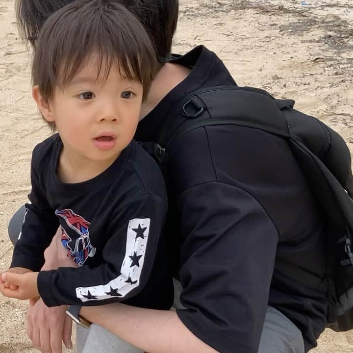 赤谷奈緒子のインスタグラム：「🌊🌊💕 . . #沖縄#結婚式#海#家族#family#旅行 #初めての海#2歳2ヶ月 #ビーチ行く予定ぢゃなかったから靴が砂だらけになったよ🙂🙃」