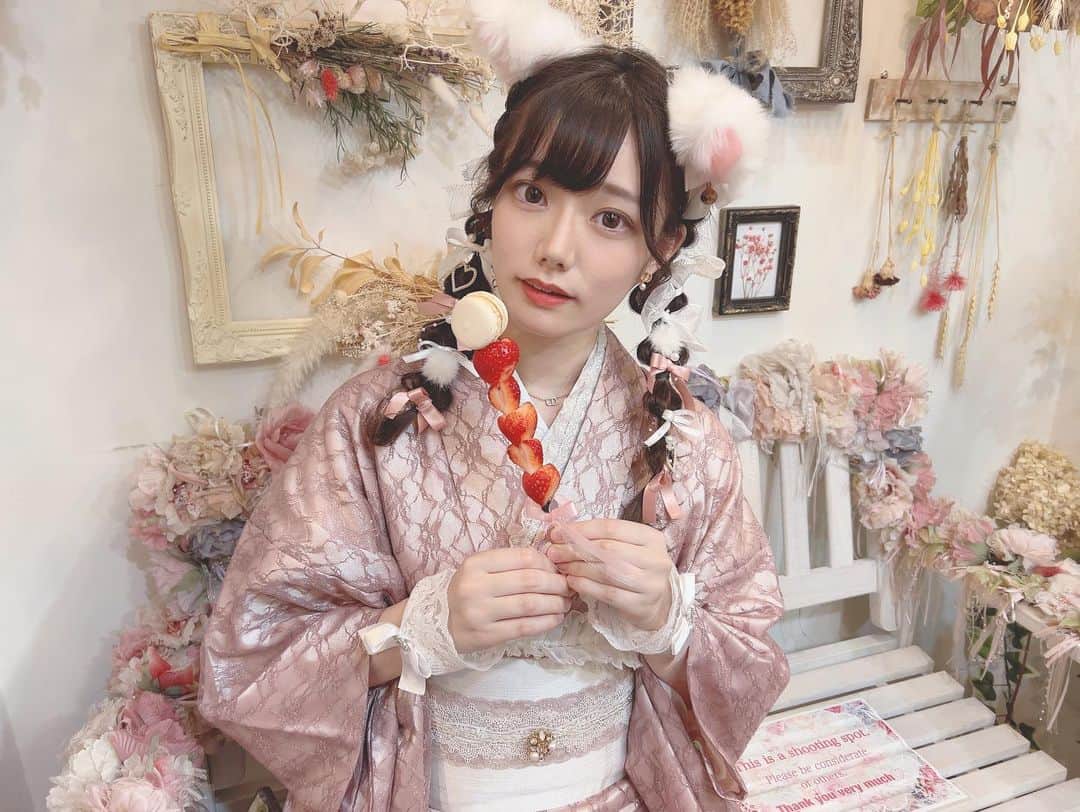 宮下玲奈さんのインスタグラム写真 - (宮下玲奈Instagram)「猫になりたい🐈💓 #着物　#猫 #いちご  #浅草 #さわだ屋」4月24日 12時52分 - rena_miyashita
