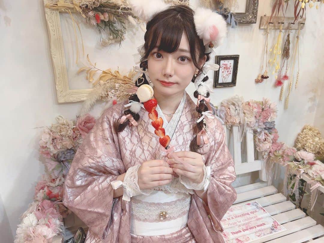 宮下玲奈さんのインスタグラム写真 - (宮下玲奈Instagram)「猫になりたい🐈💓 #着物　#猫 #いちご  #浅草 #さわだ屋」4月24日 12時52分 - rena_miyashita