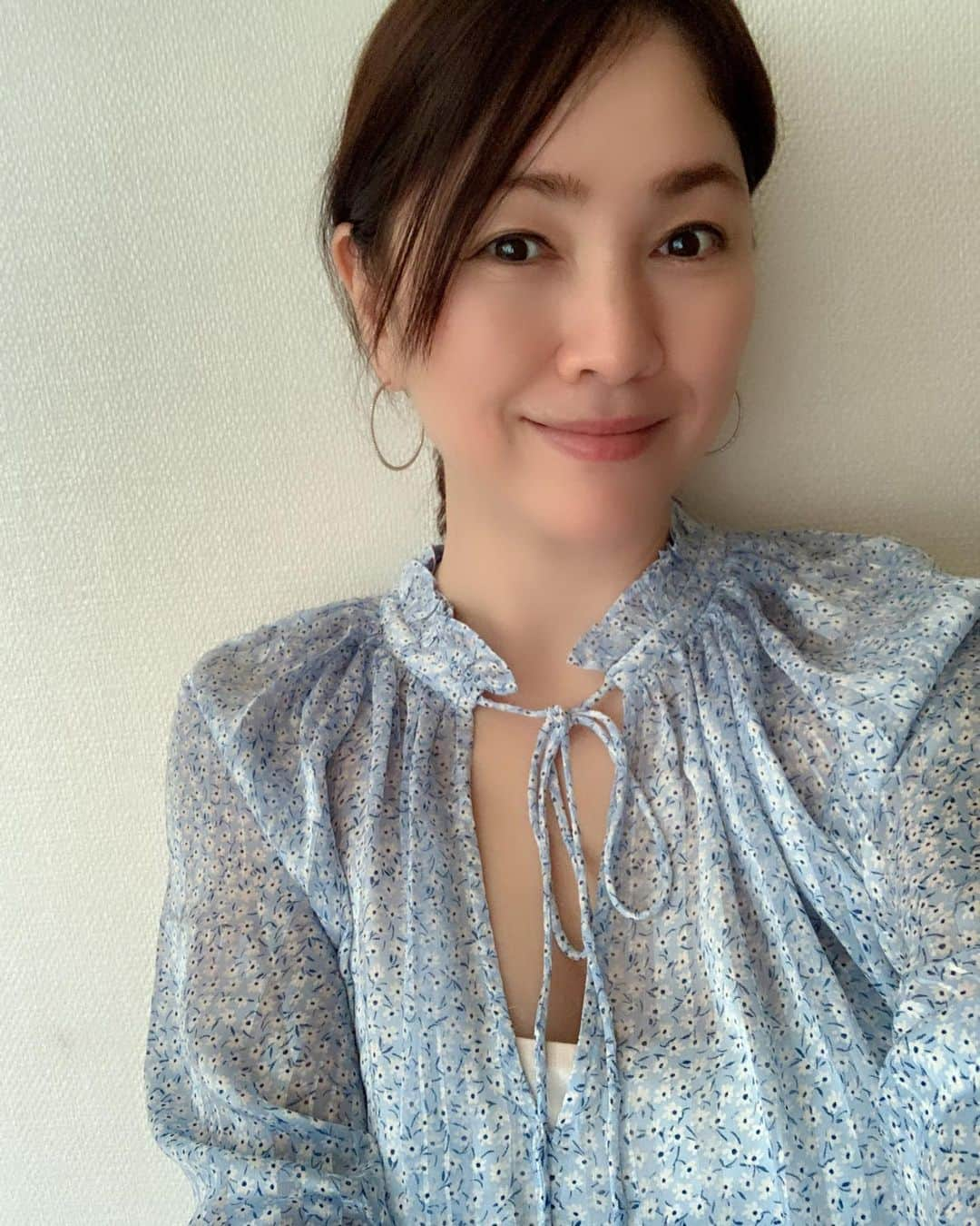 田中悦子さんのインスタグラム写真 - (田中悦子Instagram)「娘が帰ってきてるので 楽しく過ごしてますよ❣️  娘と息子も仲良しだし ママ大好きだし😂  幸せですね〜☺️☺️  #アラフィフ #アラフィフ女子 #アラフィフ女子コーデ  #プチプラ #プチプラコーデ #hm #小花柄ブラウス」4月24日 12時52分 - etsuko.reborn25