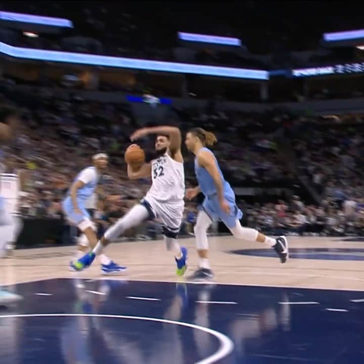 espnのインスタグラム：「KAT with the ENORMOUS Eurostep and reverse finish 😳」