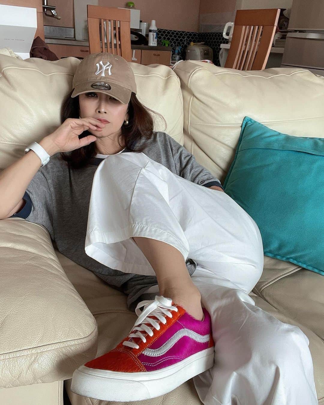 のインスタグラム：「🛹 🛹 🛹 まわりに スケーターがいると X gamesまで 見てしまうよね はい。  そしてさっそく スケーターに なりたくて🛹  ファッションて いいね。 やってないスポーツでも 服だけで 気分味わえる  私は 中3のときに 江津湖の坂道で 大怪我して以来 🛹は のってまへん、はい  やっぱ 私は 昔から  なんちゃって😂  ですわ🙋‍♀️🎊  今日は 日曜日💕 4時にお風呂入ろうね。 笑  #skater #スケートボード #筋トレ #筋トレ女子 #筋トレダイエット#Fitnesswear#フィットネス#Fitness#フィットネスウェア#筋トレ女子と繋がりたい #筋トレで減量 #くびれ#美ボディ #アラフィフ#なおこ語録#アラフィフコーデ#筋トレ日記 #筋トレ生活 #ボディメイク #50代の筋トレ #熊本 #アンチエイジング#kumamoto #Trainingmotivation #Bodybuilding#Muscletraining #fitnessmodel#training」