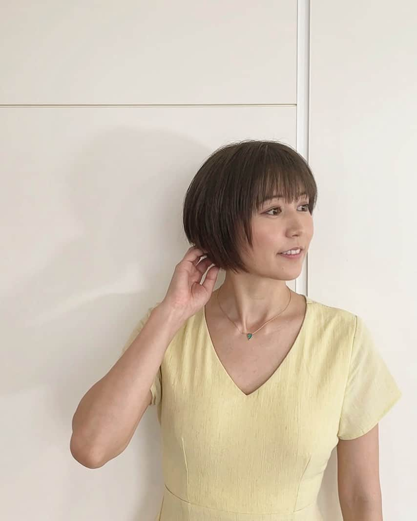 坪井安奈のインスタグラム：「ヘアメンテしてきた☺︎︎カット&カラー。  引き続きショートが楽すぎてやめられない。いつも季節や髪の状態でカラーを変えてもらってるんだけど、今回は赤みをおさえるためにグリーン多めに入れてくれたんだって☘︎︎  フェミニンさが消えない絶妙なシルエット♡ thank you @koooooichi1126   #ショートヘア #ショートボブ #ショートカット #ショート女子 #ショートヘアー #ショートカット女子 #ショートヘア女子 #ショートヘアアレンジ #ボブスタイル」