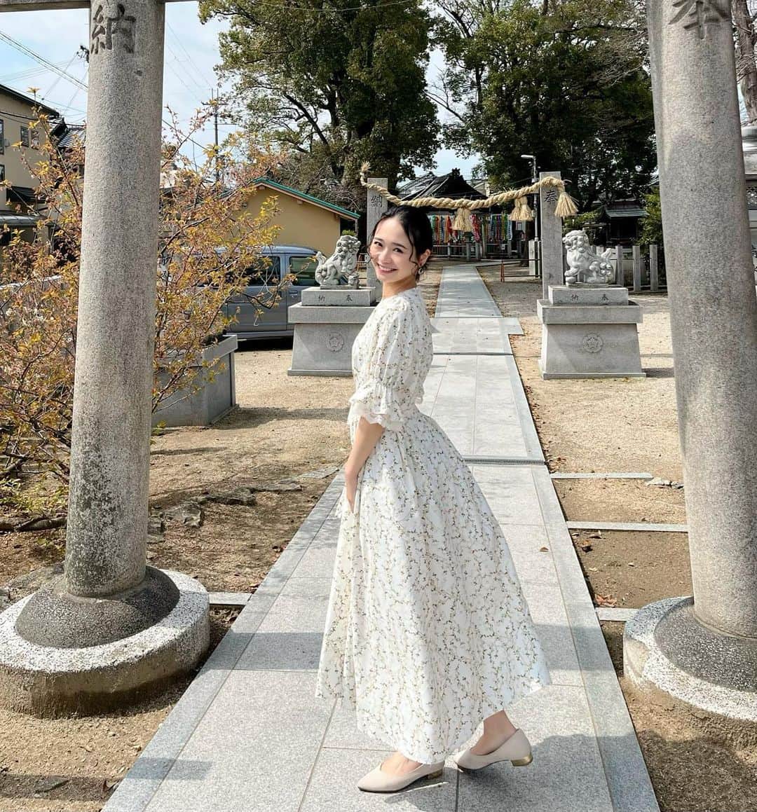 緑川静香のインスタグラム：「【お知らせ】 ⁡ 27日(水)23:59〜日テレ系全国 『それって⁉︎実際どうなの課』 ⁡ 放送です☺️✨ ⁡ もちろん【スマホ１つで家の不用品を全部売ったら、いくらになるのか？】のコーナーです❣️ ⁡ 今回は大阪へ✨ 空き家にあるものを売ってきました❤️ 面白いものたくさん⁉︎初めて見たゲーム機も！ 果たしていくらになるのか…？ ⁡ お楽しみにぃ💓  またまた 23:40〜インスタライブ 23:59〜ラジオトーク📻生配信 病み上がりしーたんとお話しましょー❣️🤣 ⁡ #それって実際どうなの課 #ピンクつなぎ  #写真はオープニングで行ったロケ地 #さてどこでしょう？ #恋みくじもひきました #さて何が出たか…！？ #これもお楽しみに✨」
