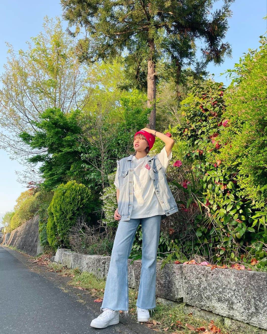 のインスタグラム：「#ourinoutfit   半そでいけちゃう季節になったんだね☺️🌺 この日は28度だったよ！ デニムに白ティーが映える季節だね🌏 でも毎日の気温の違い、いったいどんな格好ででかけたらいいってんだい😂 今日は久しぶりに青森でゆっくりできてるよ〜  #shaggie #shaggie_ootd #デニムコーデ #デニムジャケット #ビーニー #22ss #ニット帽」