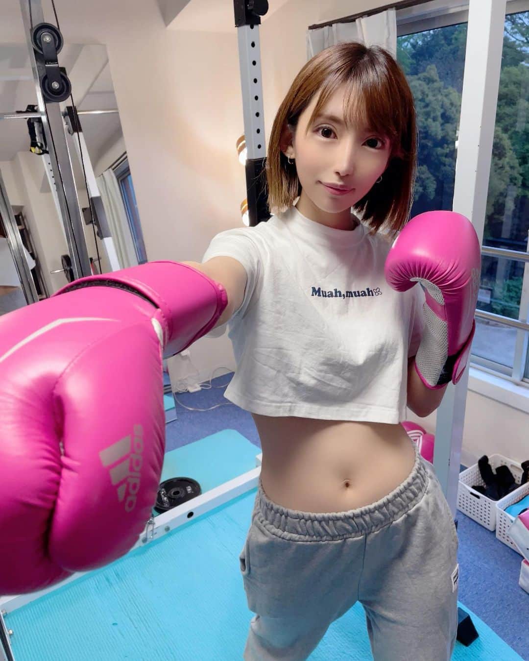 葉月七瀬のインスタグラム：「. 初グローブ🥊🥊 . めっちゃ動いたし汗かいたあとだから 髪の毛もぼさぼさですっぴんで 申し訳🤣🤣 ボクシング初めてだけど楽しかった❤️ . 軽率に#筋肉 ほしい #パーソナルトレーニング #training  #ボクシング #boxingtraining  #キックボクシング」
