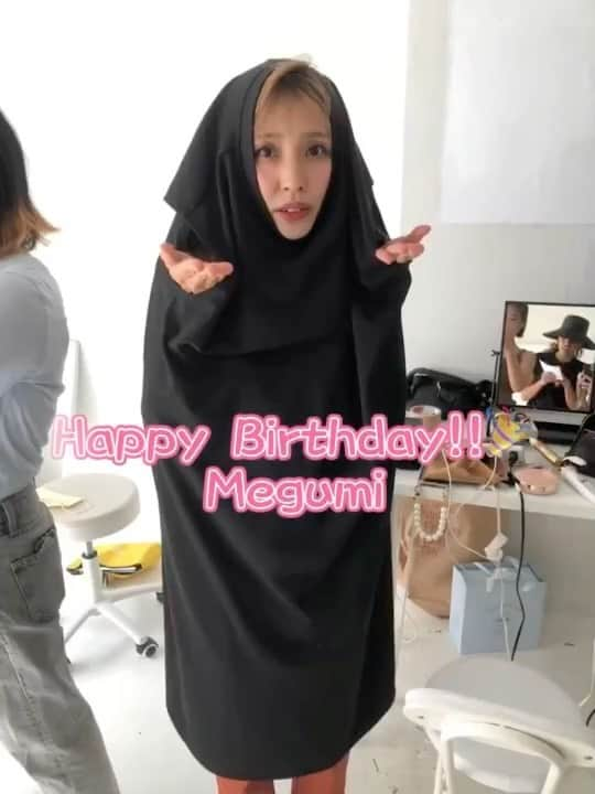 原口恵美のインスタグラム：「朝起きたら love friendsから 誕生日メッセージ💕💕💕  色々ツッコミ満載写真で 泣き笑い🤣朝からHappy🥰💕  ありがとう🙏  love...❤︎ @eikooo7  @izumisudo  @nail_marimari   メッセージくださった方々も ありがとうございます🥰💕  #happybirthday  #tome #誕生日 #4月24日」