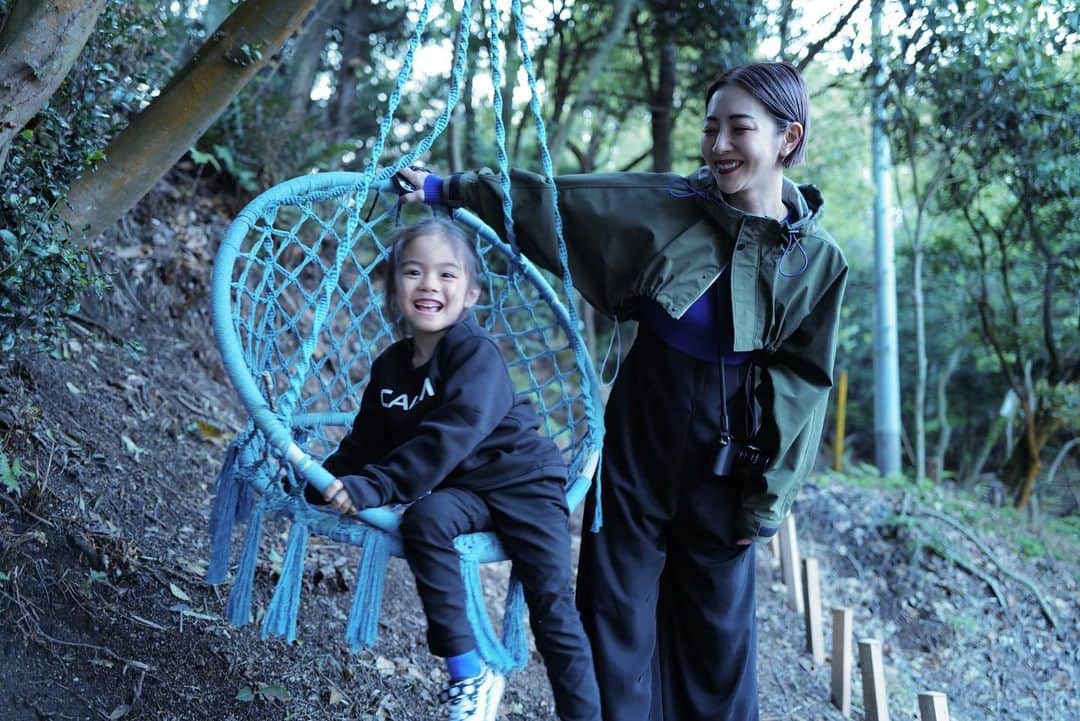 のインスタグラム：「直島へ行くなら @sanamane_naoshima 🍃  自然がいっぱい ARTがいっぱいの島を ゆったり堪能出来る✨  働いているスタッフの皆様の人柄も素晴らしい  目の前がプライベートビーチで サウナもあって夜のキャンプファイヤー時間も とーっても気持ちが良い🍷  野生のたぬきも夜になると遊びにくるの💭  #直島」