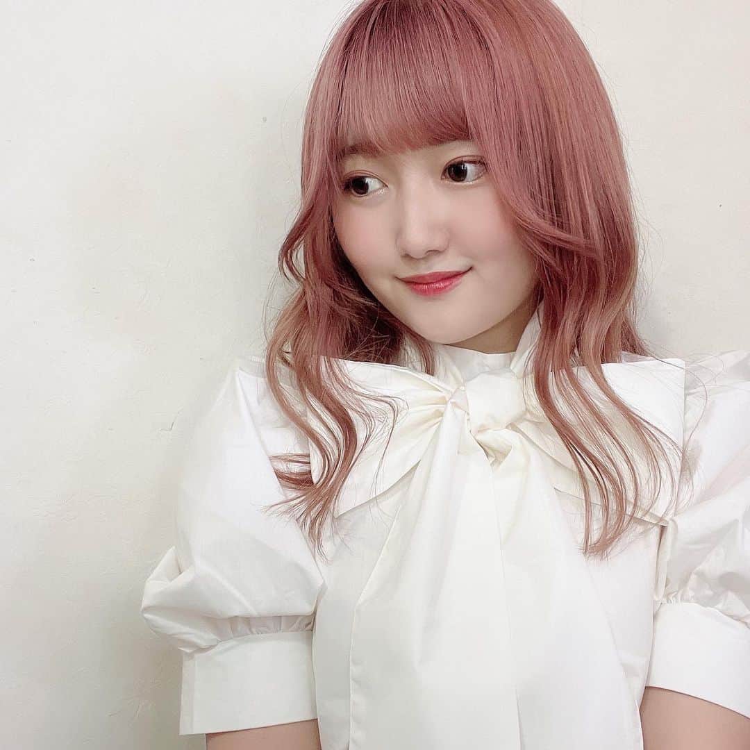山下夏生のインスタグラム：「色落ちしてギャル化しました🌻笑  また5月に染め直すけど、それまで109店員してそうなおなつをお楽しみください。  #ピンクヘアー #ピンクカラー #ピンクラベンダー #ピンクベージュ #ピンクヘアカラー #韓国ヘア #韓国ヘアスタイル」