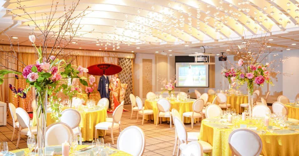 hotel_aomori_weddingのインスタグラム：「.  3F『 善知鳥の間 』  温かなライティングに季節のお花をプラス。 アットホームなウェディングが叶う、邸宅風バンケットルームです。」