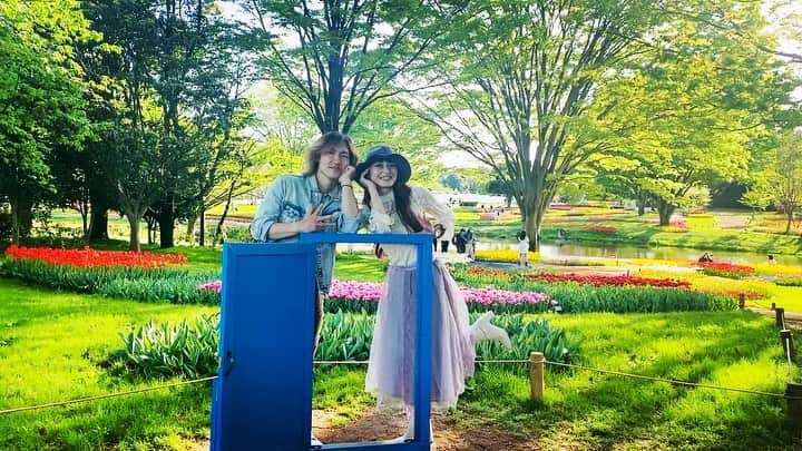 池田美千瑠のインスタグラム：「ココ🚪でも❣️  私撮る✋と笑顔で近寄って来て下さり、  ちゃんとニコニコするよ❣️☺️ 📸 幸せ考えて〜💕との【演出】w  お花畑で会う人皆さん、何故か素敵な演出して下さってw✨  おかげ様で良い写真、アレ動画❓撮っていただきました😆💕  出会えた皆さん、お声がけ、演出までw ありがとうございます‼️🙏  #チューリップ畑 #出会えたことに感謝 #皆さん #なぜか #演出家 #演出 #写真 #動画 #カメラマン #なってる #コロナ禍 #頼めない #感謝 #ありがとう #ニコニコ #どこでもドア #写真撮影 #ありがとう #良い写真 #いっぱい #チューリップ #チル友 #ダンサー夫婦 #chill #チル #池田美千瑠」