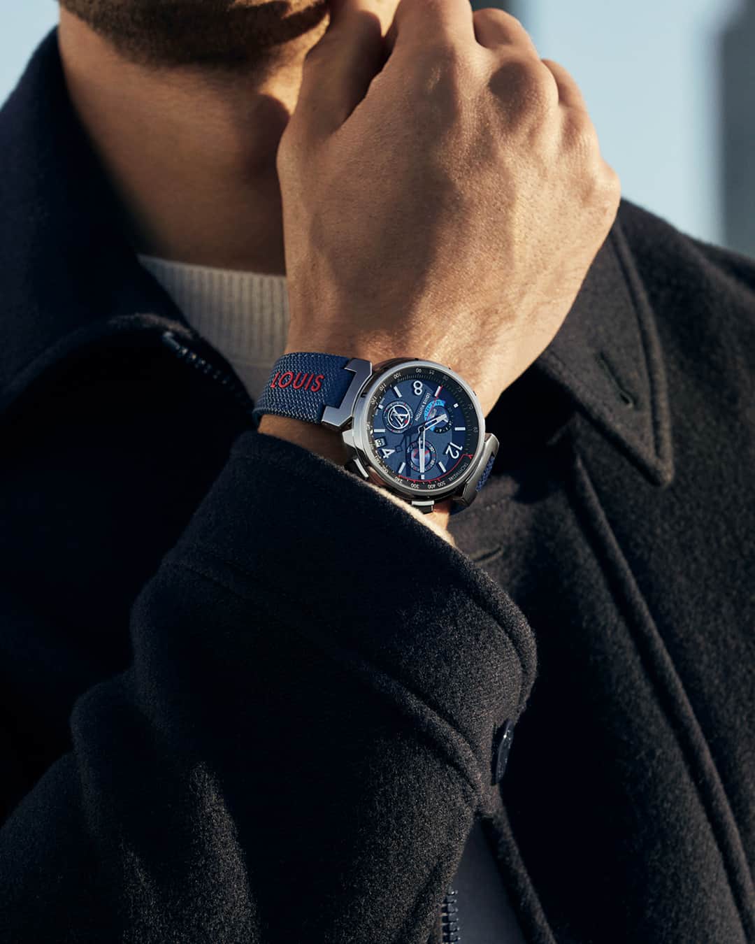 のインスタグラム：「Designed for urban adventures. #LouisVuitton’s sporty Tambour Outdoor watch features an ergonomic chronograph and an intuitive GMT function. Explore the Maison’s newest timepiece via link in bio. #LVWatches」