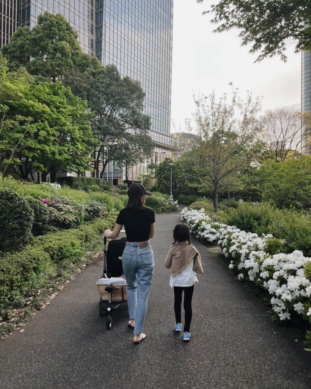 平大路えみのインスタグラム：「こうして見たら、 わたしが思っていたよりもずっと、 娘は大きくなっていて。  きっとあっという間に同じくらいの目線になるのでしょう。  もうすでに、わたしの知らないことをたくさん知っていて。 わたしの知らない世界(コミュニティ)もあって。  すべてを把握していないと気が済まない性格のわたしは、置いてかれた気がして寂しくなるけど、ださいからやめた。  どんどん外に出て、ママにいろいろ教えてね←」