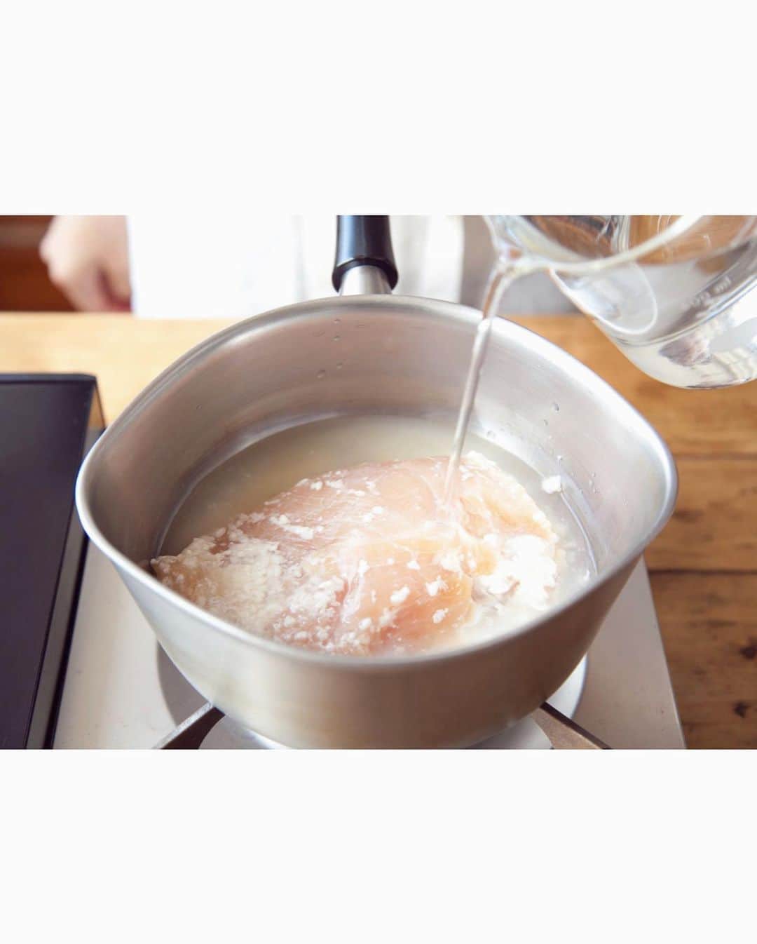 榎本美沙さんのインスタグラム写真 - (榎本美沙Instagram)「. 塩麹サラダチキン、 動画公開しました！ . . そのままお鍋に入れるだけなのでお手軽◎ . そのまま食べておいしい塩気に仕上げています。 . . 切って食べても、裂いて食べても美味しいです〜！ . 塩麹サラダチキンが冷蔵庫にあると、 安心感あります◎ よろしければー！ . . . *レシピ動画はストーリーズか プロフィール欄のリンクからどうぞ。 (※DMは申し訳ないのですが、使えていません。) . . . #塩麹サラダチキン #春ごはん #サラダチキン #塩麹 #榎本美沙 #発酵 #レシピ」4月24日 17時26分 - misa_enomoto