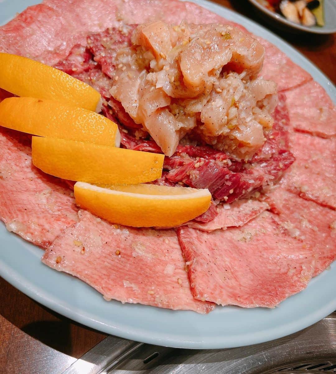 そうすけのインスタグラム：「初の『静龍苑』 まだ行ってない名店がたくさんあるな〜  #焼肉 #静龍苑 #タン塩が有名 #ユッケは1人1人前 #贅沢食い #予約困難 #写真見返してたら腹減ってくる #八丈島に住んでいた頃は近所の焼肉屋さんが一番美味しいと思っていた #視野が広がると色んな名店を発見できる #視野を広げすぎると近所に名店があった事に気付かない事も… #ハラミは塩派タレ派どっちかな #本当はタレでライスにバウンドさせたいが最近は塩派になりつつある #野球部時代は完全にタレ肉とライス #〆は冷麺が好き #冷麺は盛岡冷麺派か韓国冷麺派どっちかな #盛岡冷麺が好きだがユッチャン冷麺も美味しいんだよね #結局美味いものは美味い #餃子の名店に行きたい #ジモンさんYouTube寺門ジモンのウザちゃんねるにちょいちょい出ています #元サブロクモンキーズ #そうすけ」