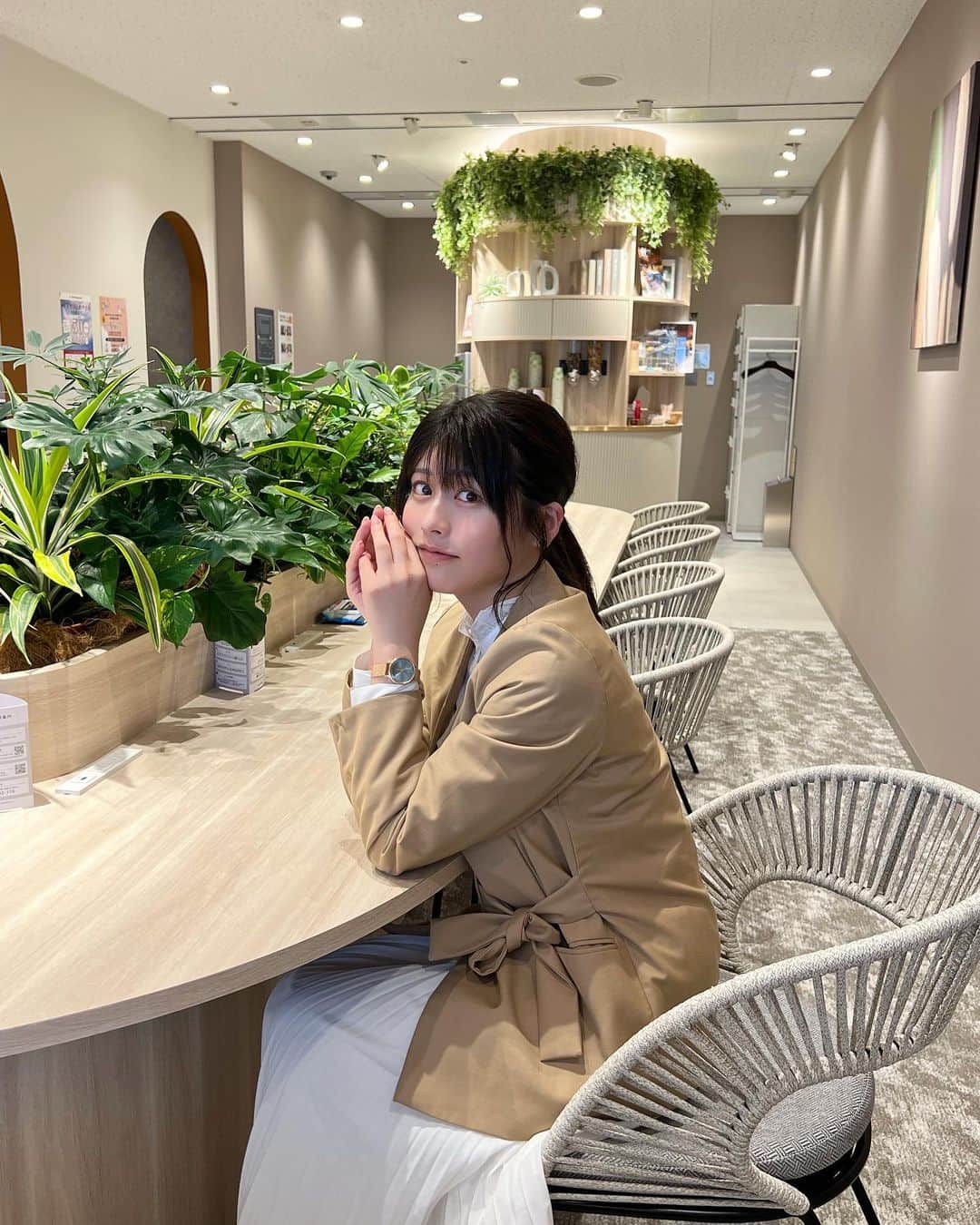 のインスタグラム：「キレイめコーデ👩🏻✨ 暑かったり寒かったりでここのところ毎日服装間違えてます(-∀-`; )笑  #きれいめコーデ #ジャケットコーデ #ブラウス #ロングスカート」