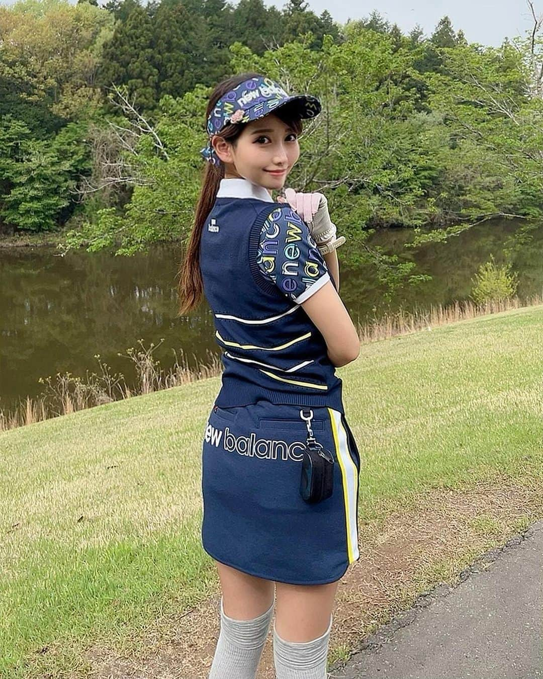 MAYUさんのインスタグラム写真 - (MAYUInstagram)「. ウェアは全身 @newbalancegolf_japan 💙 かわいくてお気に入り〜😆！ おしりのプリントもかわいいの💛 バイザーの後ろにはリボンがついてるよん💙 . フェイスカバー忘れてゴルフ場で買ったら、お面みたいって言われた👺🤣（5枚目） . . スコアは⚪️47.47-94（33putt） レディースティから下がった途端90超えばっかり😢 セカンドで力入ってミスりがち。。 最近ウッドとユーティリティと仲悪いんよねぇ😢かなしみ😢 . #ゴルフ女子#ゴルフ#ゴルフウェア#ゴルフコーデ#ゴルフファッション#ニューバランス#ニューバランスゴルフ#太平洋クラブ美野里コース#太平洋クラブ#golf#golfwear#golfer#golfswing#golfgirl#golfclub#golfcourse#golflife#golflove#newbalance#newbalancegolf#taiheiyoclub#japanesegirl」4月24日 17時46分 - mayu.kina_golf