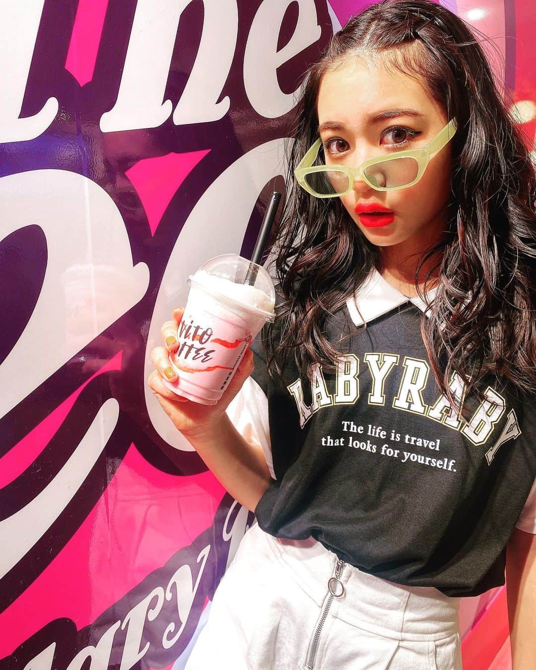 代田萌花のインスタグラム：「久々の投稿になっちゃったー！  最近子供たちが毎日忙しく、 長男は高校楽しいって！そして もかは中学校でクラブの体験たくさん参加しています🥺💕どのクラブも楽しそう✨と言っていました🥰 みんなは何部に入るのかな？☺️ 新しい学校楽しいよね♡  @rabyraby_girl さまの 可愛いTシャツとショートパンツ♡ スポーティで可愛い❤️しかもお値段もほんと安くて最高⭐︎👍  #ラビラビ#rabyraby #もちゅ#代田萌花#もか#もかにいな#もかにな#jc1 #姉妹#instagram #instalike #love#sisters」