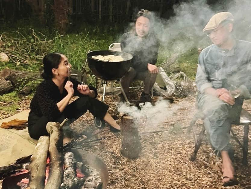 大田由香梨さんのインスタグラム写真 - (大田由香梨Instagram)「週末は千の葉にてのんびりと🌿  Dinnerは野菜中心のBBQ🤍 近所のFarmers Marketで、とれたて野菜を購入し、ご近所さんから頂いたトマトを使ってささっとサラダとLOVEGのトマト煮🍅  アウトドアで使えるLOVEGレシピやChili Summerを使った料理の品数も増えてきました☺️🙌🏻✨  アウトドアにもLOVEGはオススメです♥️  この二日間と〜ってもあたたかく優しい時間が流れておりました🕊✨  遊びに来てくれた皆さま ありがとう☺️🙏🏻✨  @loveg_official   #Love & #Peace」4月24日 18時11分 - otayukari