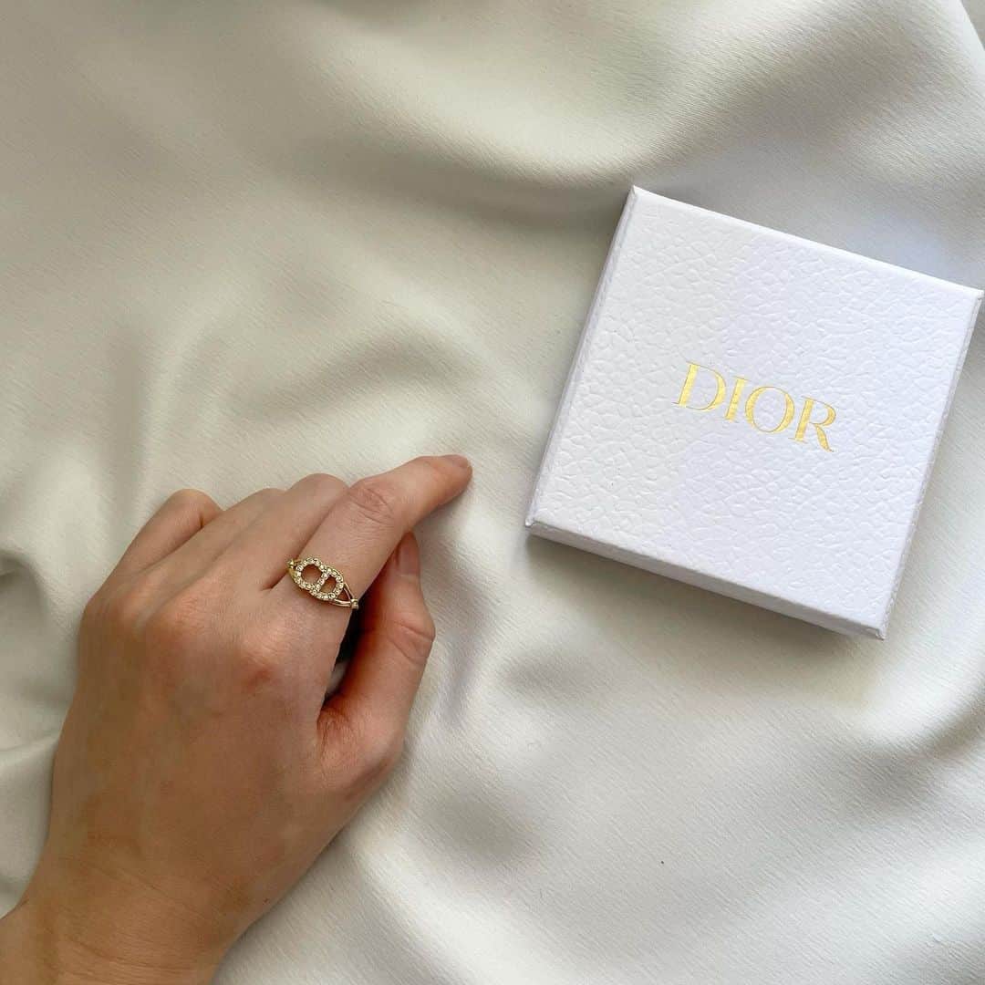 のインスタグラム：「. 愛用してるDiorのリング❤︎ 母からのプレゼント✨  ・ #dior #ring」