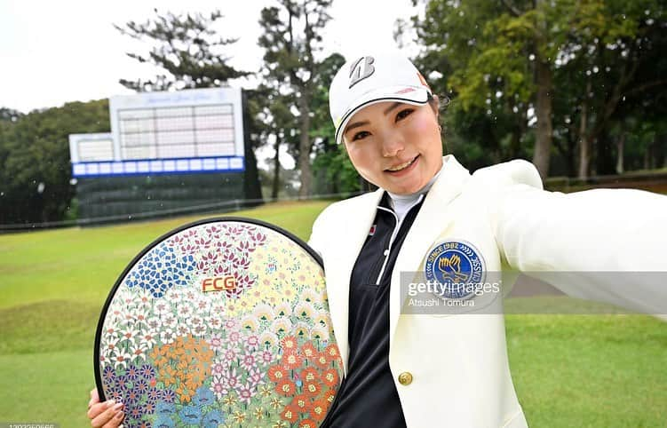 高橋彩華のインスタグラム：「＊ やっと。やっと。やっと！ 優勝できました！！！  今まで沢山の応援ありがとうございました！ 念願の写真撮れました！  ずっと勝てなくて、苦しくて、つらくて、悩んで、その中でも諦めずに頑張ってきて本当に良かったです。 今までずっと苦しかった分、沢山の嬉し涙がでました。 諦めなくてよかった！  勝った景色って最高でした！  書きたい事は沢山あるけど、全然まとめられないのでこの辺にしときます。  これからも応援よろしくお願いします！  #東芝 #ヒノキヤグループ  #新潟放送 #ブリヂストンゴルフ  #ナイキゴルフ #ジュンアンドロペ」