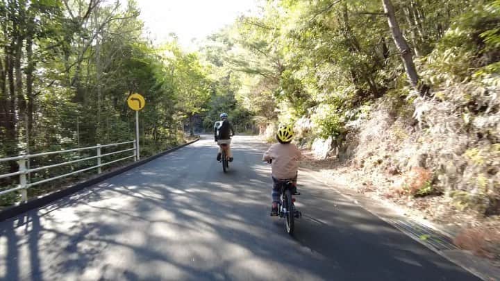 きなこのインスタグラム：「播磨中央公園のサイクリングロード。おもしろ自転車だけでなく普通の自転車もちびっこ用〜大人用までレンタルできて、今回は家族みんなでかっこいいマウンテンバイクを選びました☺️  レンタルできる自転車の種類が豊富で、選ぶときからめちゃくちゃ楽しい♡ヘルメットもレンタル🙌  サイクリングロードは歩行者も車もいない一方通行なのが安心！森の中を走り抜けるのが気持ちよかった〜🌿上り坂下り坂もあって、この日で随分自転車技術が向上した息子。ギアチェンジ機能がかっこいい！と気に入り、3キロのサイクリングロードを2周しました✨」