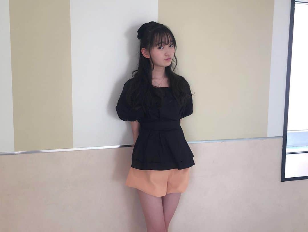 のインスタグラム：「オレンジのショーパン‪⸜‪‪☺︎‬⸝‬‪‪ 春夏たくさん履こう‪︎‬︎❤︎ * * * * #コーデ#coordinate #orange#ショートパンツ #longhair#ハーフアップ #巻き髪#黒髪ロング #april#Instagram#girl #八木珠梨#juri#じゅり#jc3#07#学生#♥」