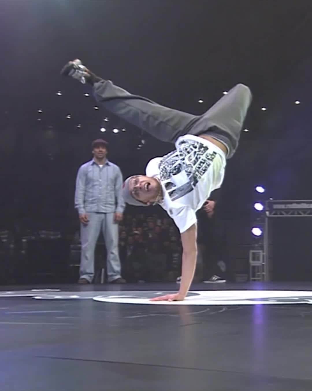 のインスタグラム：「桁違いのスピードとキレ @lilou_officiel  #レッドブル #翼をさずける #ブレイキン #breaking #bboy #redbullbcone」