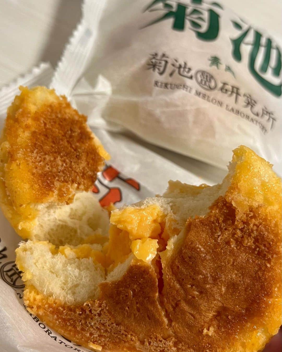 のインスタグラム：「池袋駅構内通った時に見つけて買ったメロンパン！ 皮も中も甘くて美味しかった〜♡  赤肉と青肉どちらも美味しいけど より甘味の強い赤肉がお気に入り🍈  #菊池甜瓜研究所」