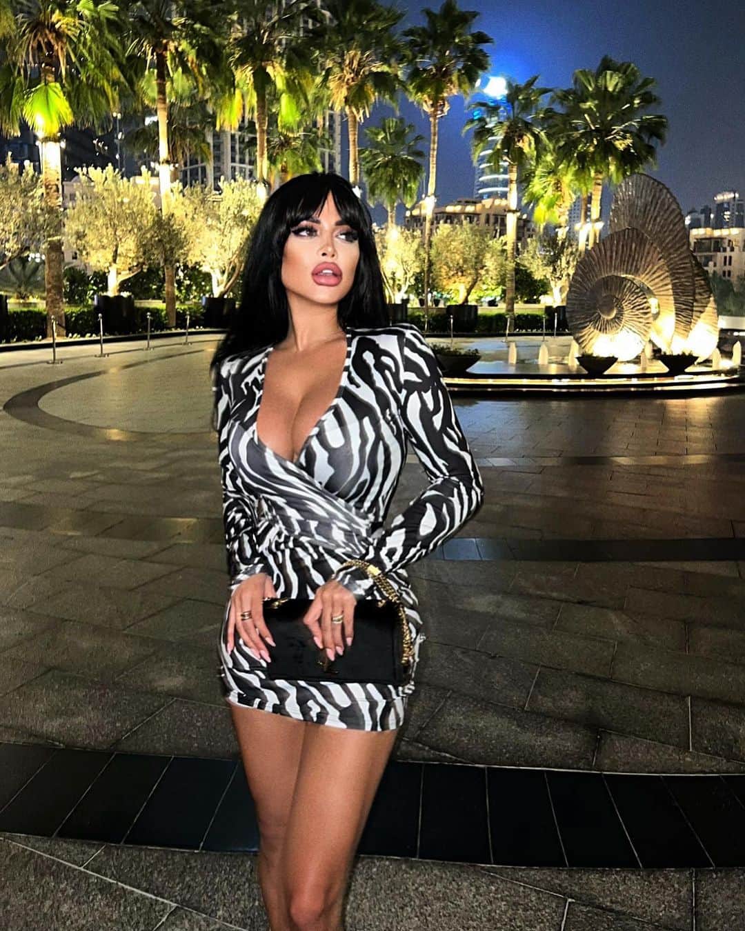 Nita Kuzminaのインスタグラム：「Не стремись быть женщиной, которой нужен мужчина. Стремись быть той женщиной, которая нужна мужчине! 👸🏻🤴🏼 _ Охх.. Сколько вчера я свела с ума мужчин своим «диким» платьем от @twinscouture」