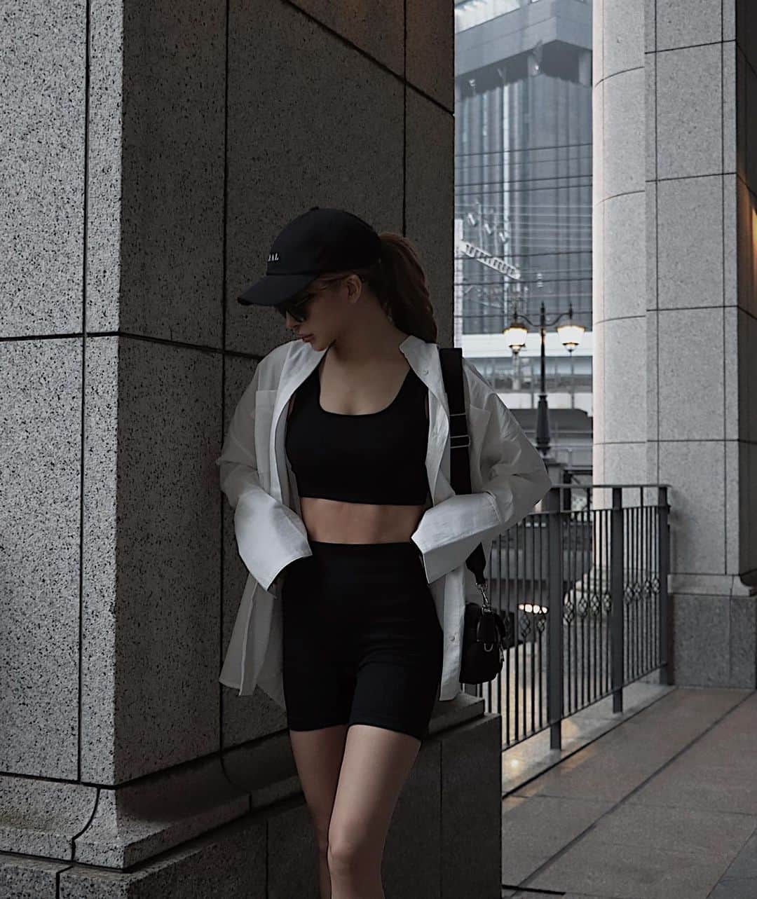 小原優花のインスタグラム：「初めてのIRALオリジナルシャツ🥰♡  オーバーサイズのシルエットで、折り返しもできる長めの袖がとにかく可愛い🥹💘  コットン100%なので通気性や吸湿性も良く、汗をかいた時や夏のじめっとした空気の中でも、サラッと気持ちよく着られます☺️✨  化学繊維を含まないので冬場も静電気が起きにくく、1年通して快適に着回せるこだわりの素材なんです🌿  スポーティーなコーデにも、タイトなワンピに羽織ったり、好みのボトムスや小物と合わせたり、コーデ無限大で持っていると本当便利です🙆‍♀️🤍🤍🤍  ブラックとベージュのストライプもあります🫰🏼💕   @iral_official   #iral #アイラル #athleisure #sporty #sportygirl」