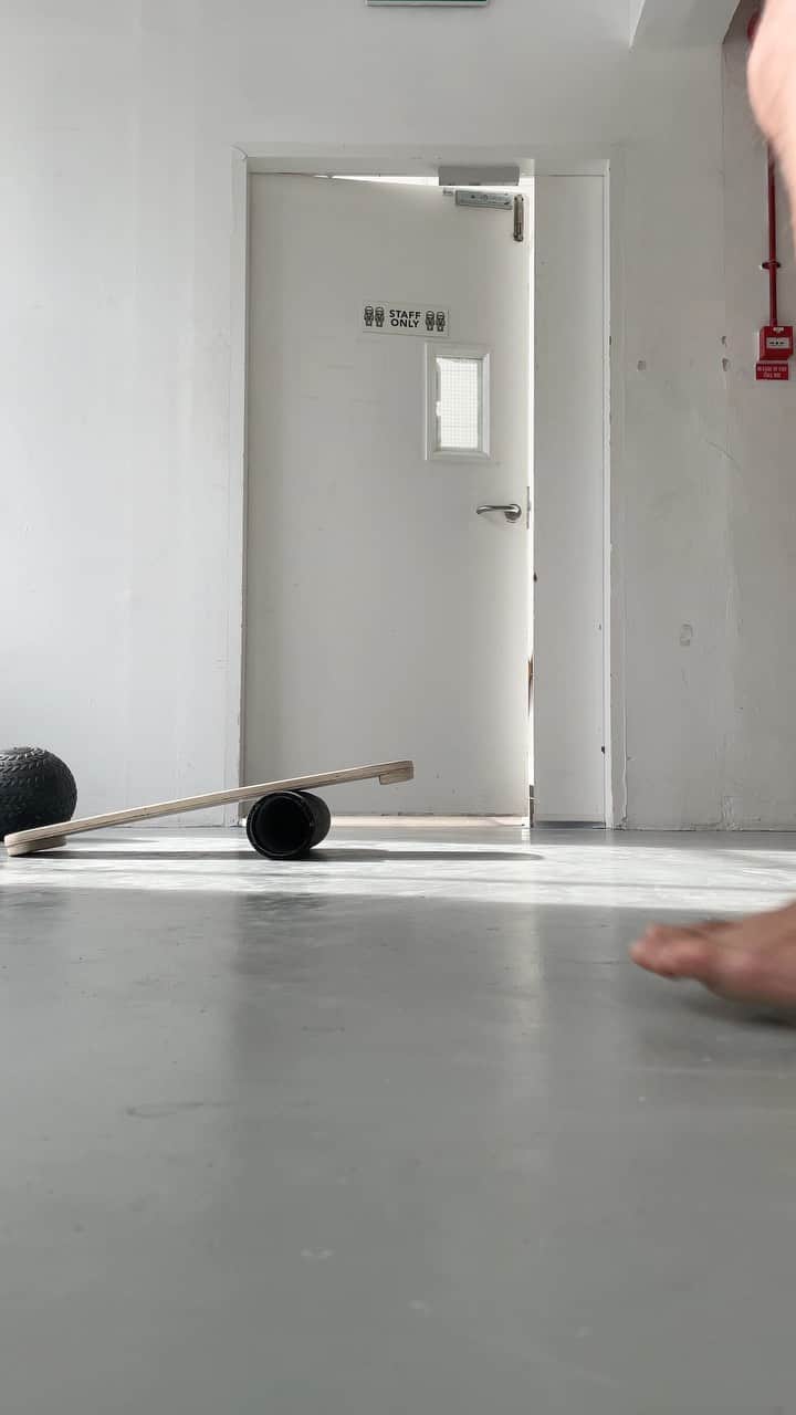 のインスタグラム：「some post achilles repair recovery progress.⁣⁣ ⁣⁣ V happy to be back on the balance board and kinda squatting! ⁣⁣ ⁣⁣ @heavy.japan⁣ @boruda.sg⁣⁣ ⁣⁣ #balanceboard #borudasg」