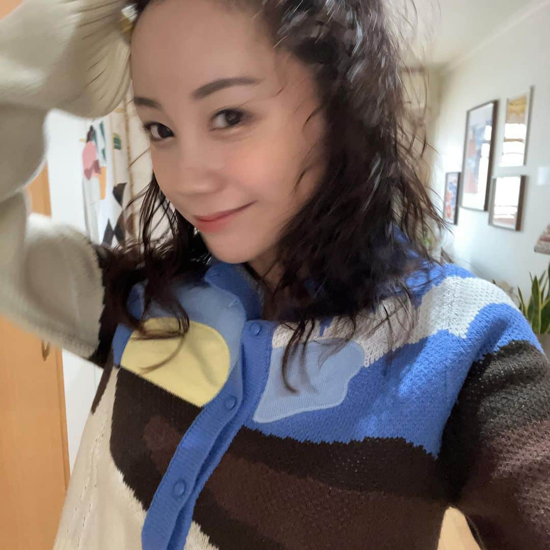 薮下柊さんのインスタグラム写真 - (薮下柊Instagram)「Wearing my fav knit cardigan will make my feel cheerful even on rainy days💙🤍  #fashion #style #knit #cardigan #ootd」4月24日 19時41分 - __yabushita_shu__