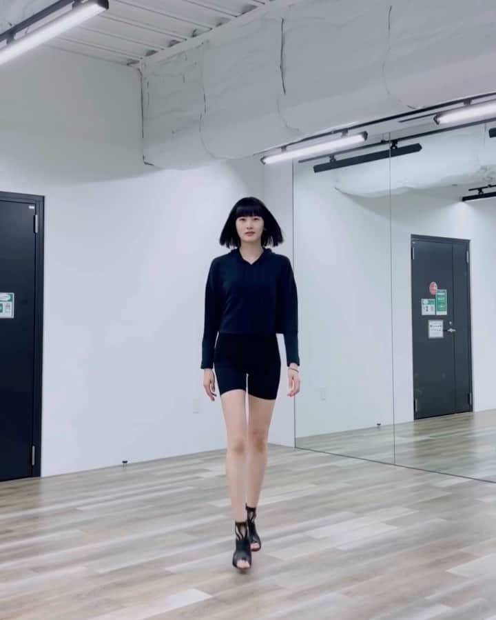 新井貴子のインスタグラム：「Day 1   「爪の重さを感じる」 もう10年近く見ていただいているトレーナー、早川先生の本日の名言。  ヒールで歩く練習というよりも、足指の感覚を得ながら歩くためにヒールが欠かせなくなっている。  #髪型ハク様」